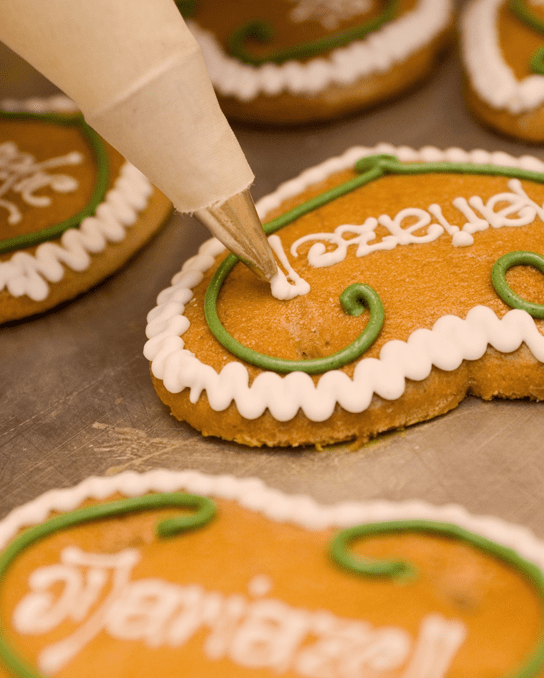Pirker Lebkuchenherz wird verziert