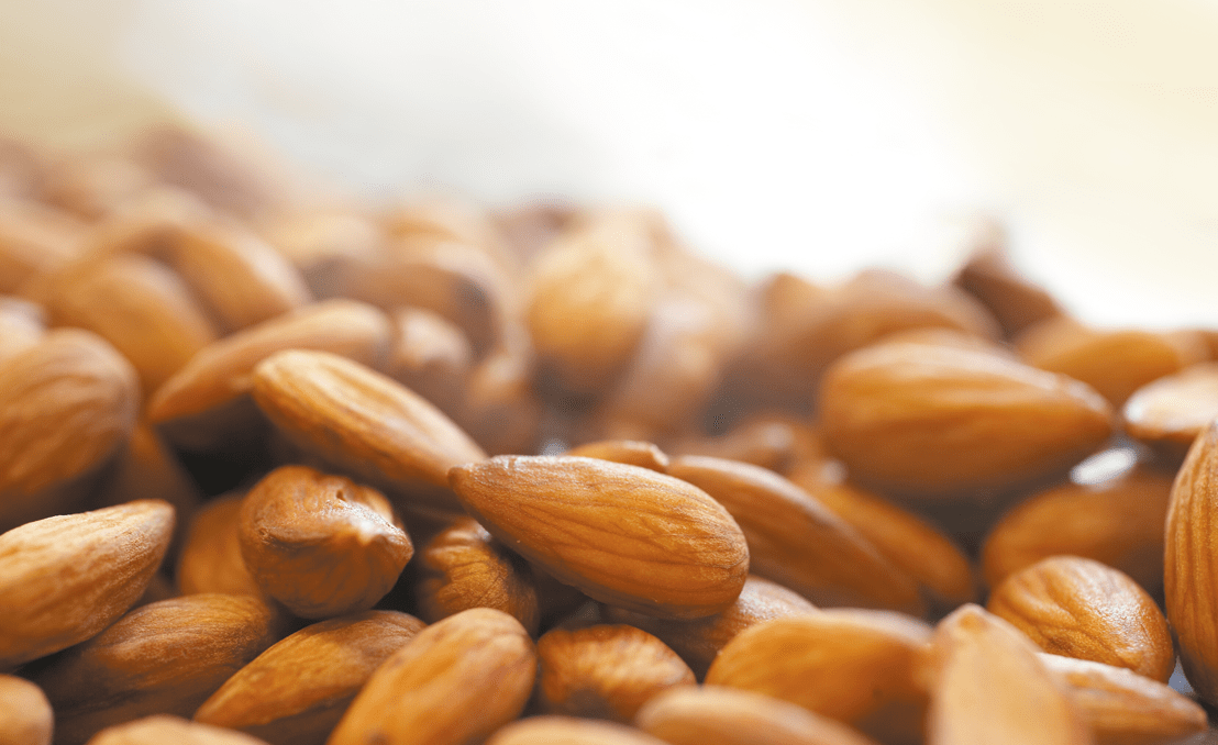 Mandeln in Makroaufnahme – hochwertige Zutat für Pirker Lebkuchen und Confiserie.