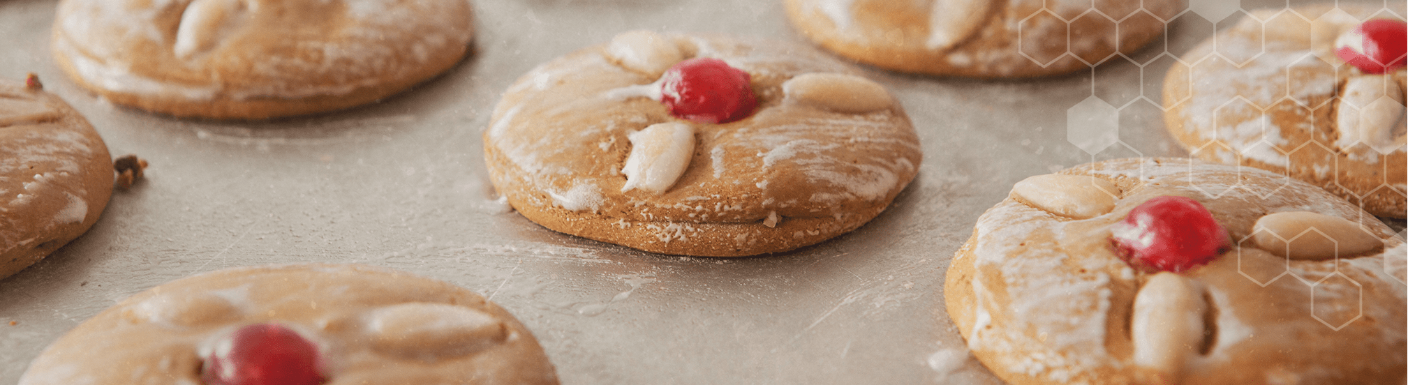 Frische Lebkuchen mit Mandeln und kandierter Kirsche auf Backblech – traditionelle Pirker Spezialität.