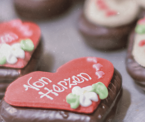 Pirker Herzlebkuchen „Von Herzen“ – schokoliert, rot dekoriert, handverziert auf Backblech.